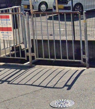 70代男性、水路に転落し首骨折　もたれた柵、犬の小便で劣化か　堺