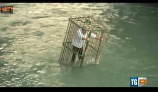 イタリアの奇祭『その年最もダメだった政治家を檻に入れて川に沈める祭り』が今年も開催