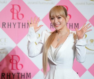 浜崎あゆみ８年ぶり記者会見登壇「うわー！」笑顔であいさつ デビュー25周年、節目の１年