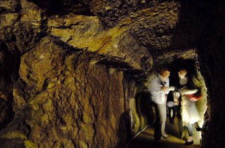 【島根】石見銀山遺跡で観光の女性転落死　もたれた木製柵の支柱折れる