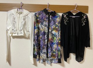 もう少ししたら買い物行くんだけど家にあるトップ3にダサい服のどれを来て行けばいい？