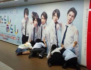 ジブリパークの撮影スポットでチー牛が盗撮風写真や胸を揉む不適切行為を投稿する  