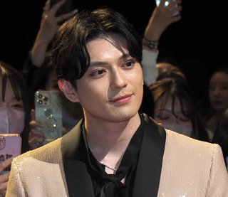 実写ハリウッド映画『聖闘士星矢』 原作者・車田正美が“星矢”役の新田真剣佑と固い握手