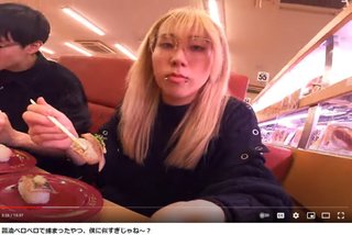 岸谷五朗＆香夫妻の長男が、金髪ロン毛、口ピアスのYouTuberになっていた