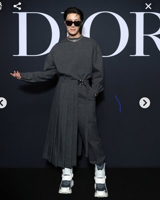 羽生結弦さん、スカートを履き始める。