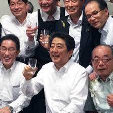 自民党・岸田総理が空自ヘリが消息不明の中高級料理をパクパクパク