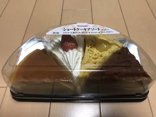 1パックに4つ入りのケーキを買って紙スプーン4つもらうこと