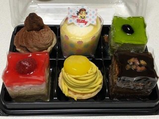 1パックに4つ入りのケーキを買って紙スプーン4つもらうこと