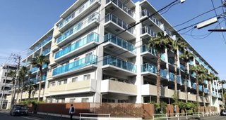 マンション駐車場で50台超の車に釘刺さったカセットコンロ用ガスボンベ「怖い」住民不安　横浜