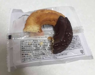 食べかけの食べ物を袋の上に