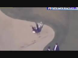 岸田一族「首相公邸」大ハシャギ写真　階段に寝そべり、総理会見ごっこ #週刊文春 