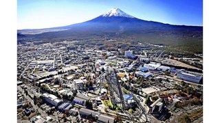 富士急ハイランド「FUJIYAMA」が高さ70mで停止、乗客17人階段を歩いて下りる