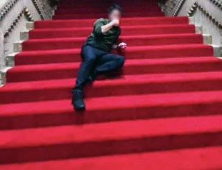 岸田一族「首相公邸」大ハシャギ写真　階段に寝そべり、総理会見ごっこ #週刊文春 