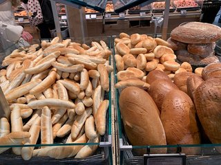 チェコのスーパーでパンを買おうとした日本人女性→“衝撃の光景”にとまどってしまったワケ