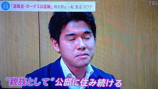 岸田一族「首相公邸」大ハシャギ写真　階段に寝そべり、総理会見ごっこ #週刊文春 