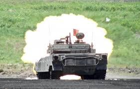 岸田一族「首相公邸」大ハシャギ写真　階段に寝そべり、総理会見ごっこ #週刊文春 