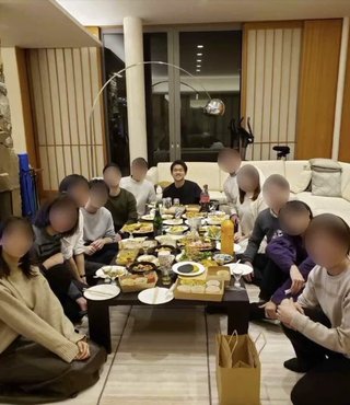 岸田一族「首相公邸」大ハシャギ写真　階段に寝そべり、総理会見ごっこ #週刊文春 