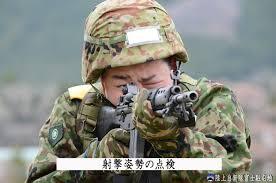 岸田一族「首相公邸」大ハシャギ写真　階段に寝そべり、総理会見ごっこ #週刊文春 