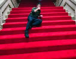 岸田一族「首相公邸」大ハシャギ写真　階段に寝そべり、総理会見ごっこ #週刊文春 