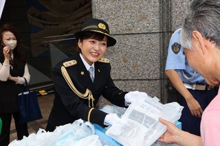 一日署長の三田寛子さんにファン感激、ヘルメット着用を呼びかけ 