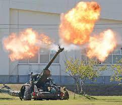 岸田一族「首相公邸」大ハシャギ写真　階段に寝そべり、総理会見ごっこ #週刊文春 