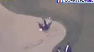 岸田一族「首相公邸」大ハシャギ写真　階段に寝そべり、総理会見ごっこ #週刊文春 