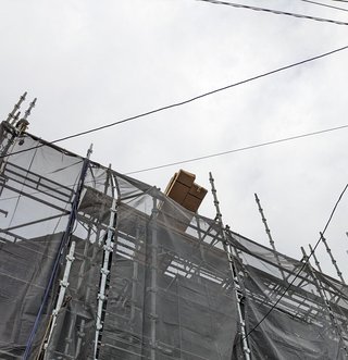 屋根の工事、明日から雨予報でこの置き方、危なくないですか？