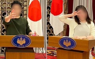 岸田一族「首相公邸」大ハシャギ写真　階段に寝そべり、総理会見ごっこ #週刊文春 