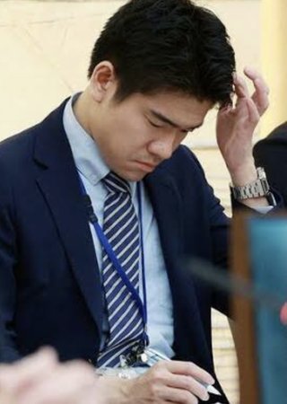 岸田一族「首相公邸」大ハシャギ写真　階段に寝そべり、総理会見ごっこ #週刊文春 