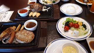 子ナシ専業主婦だけど、今日の昼食は旦那とジャンクにステーキガスト