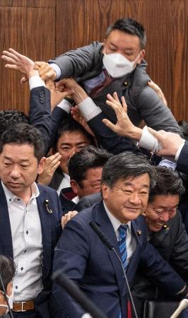 アへ国葬の日、自衛隊がまた発狂か「ハイラー。あへ！」などと謎の発狂。