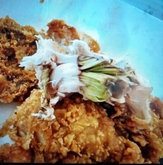 から揚げに毒ワクチン入れたか？ 緑色ww