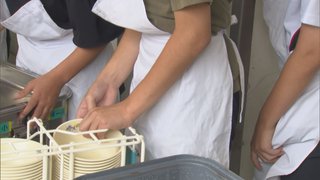 柔軟剤の臭いが…小中学校の給食当番「給食エプロン」　クラスでの共用廃止する自治体多数に  
