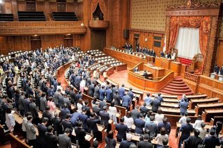 改正公選法：選挙権年齢が15歳に引き下げ