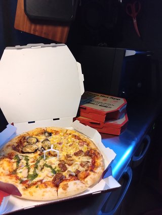 みんなー！ピザ来たわよ!花火大会観ながら食べるわよ