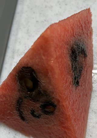 大至急！このスイカ食べれる？