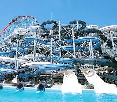 ウォータースライダーで衝突事故