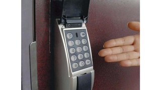 女性宅の暗証番号ボタンに透明塗料、特殊な光あて4桁を特定…36歳が侵入