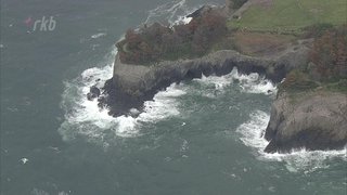 景勝地「七ツ釜」の洞窟内で“行方不明の男女２人”の遺体か、水上バイクが転覆