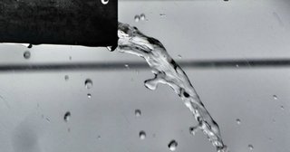 隣人の9億円豪邸に1日3回尿をかけ続けた81歳女に有罪判決