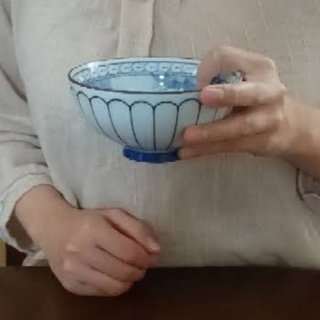 猫がけ。お茶碗のNG持ち方