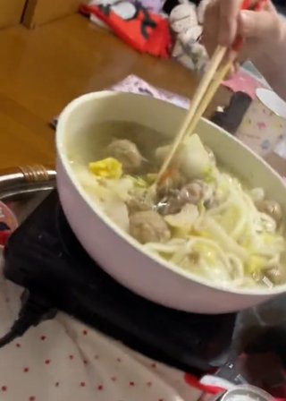 病人の私に主人か鍋焼うどんを作ってくれた