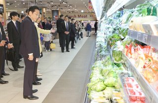岸田首相、スーパーを視察する「確かに高くなってる」