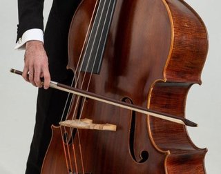 電車でコントラバス運搬→ぶつかられ一部損壊…「怖い世の中」「自業自得」と賛否真っ二つ