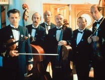 電車でコントラバス運搬→ぶつかられ一部損壊…「怖い世の中」「自業自得」と賛否真っ二つ