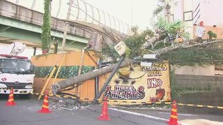 【東京】高速に入ろうと誤って細い道に…道に迷ったトレーラーが衝突し電柱倒れる　町田市