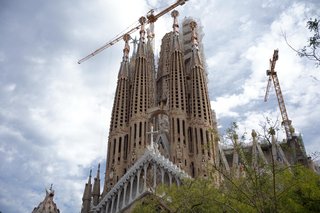 ガウディ観光、入場だけで1万4000円　金閣寺は100円値上げの500円取り残される日本