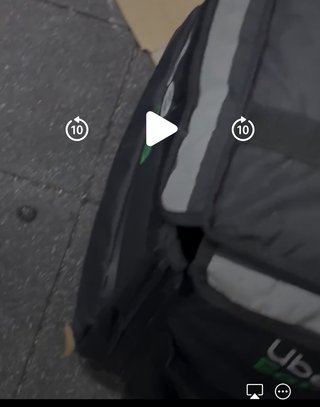 トー横広場に布団を持ち込むカップル