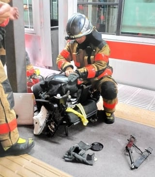 【兵庫】ホームにいた電動車いす、直通特急電車と接触して燃える　乗っていた男性がけが　阪神武庫川駅