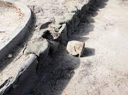 公園の石積み崩れ、4歳男児の指に3キロの石落下　尼崎市内281カ所を一斉点検へ